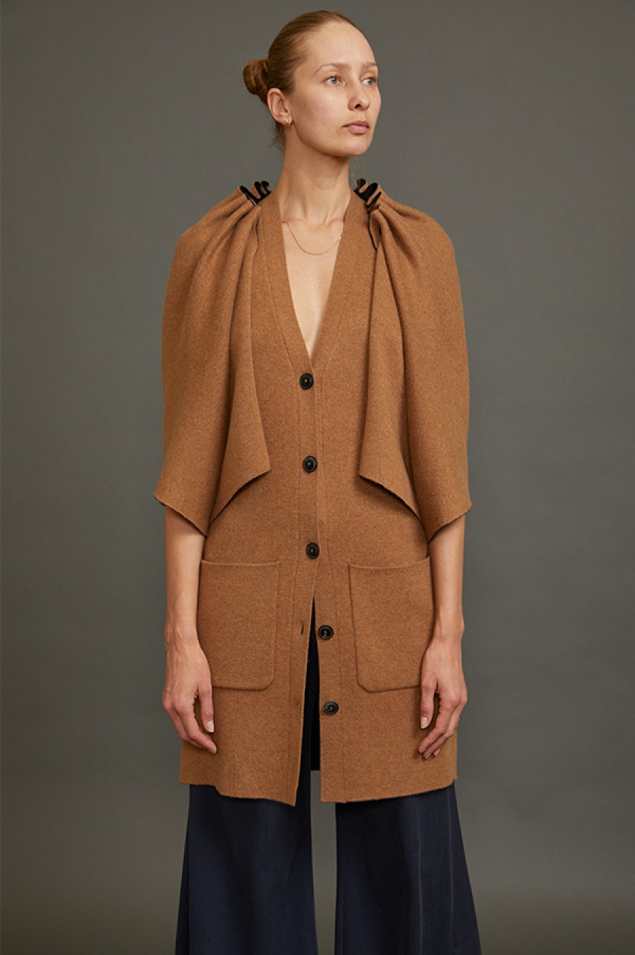 Soyer x Des Kohan | Cardigan With Detachable Cape In Hay/Black