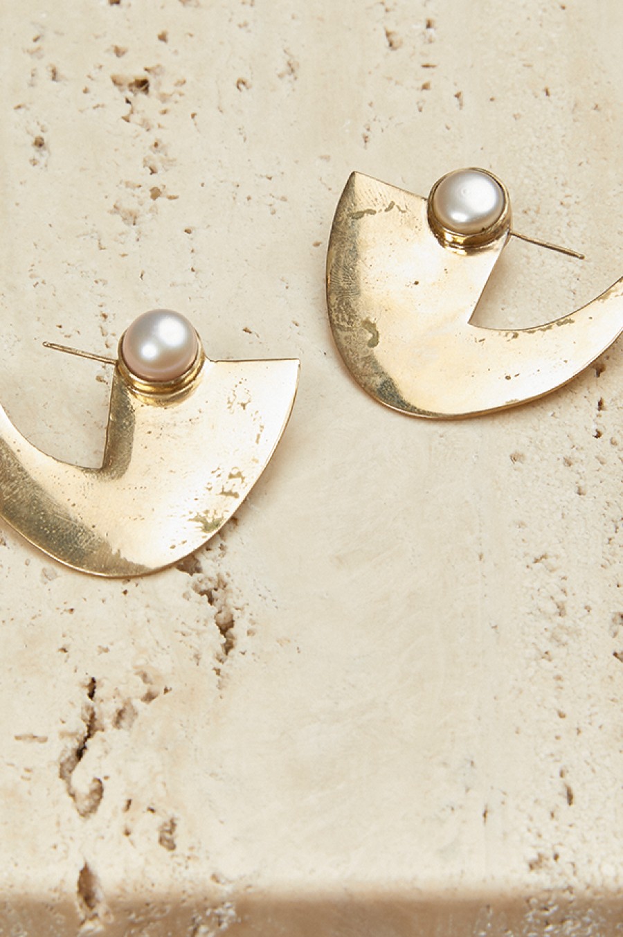 Aesa | Pearl Shield Earrings